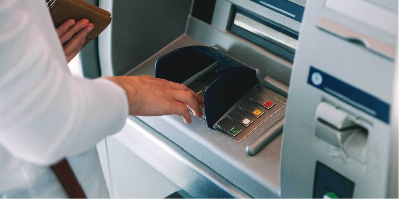  Cara Mengambil Uang di ATM yang Aman Dari Penularan Penyakit