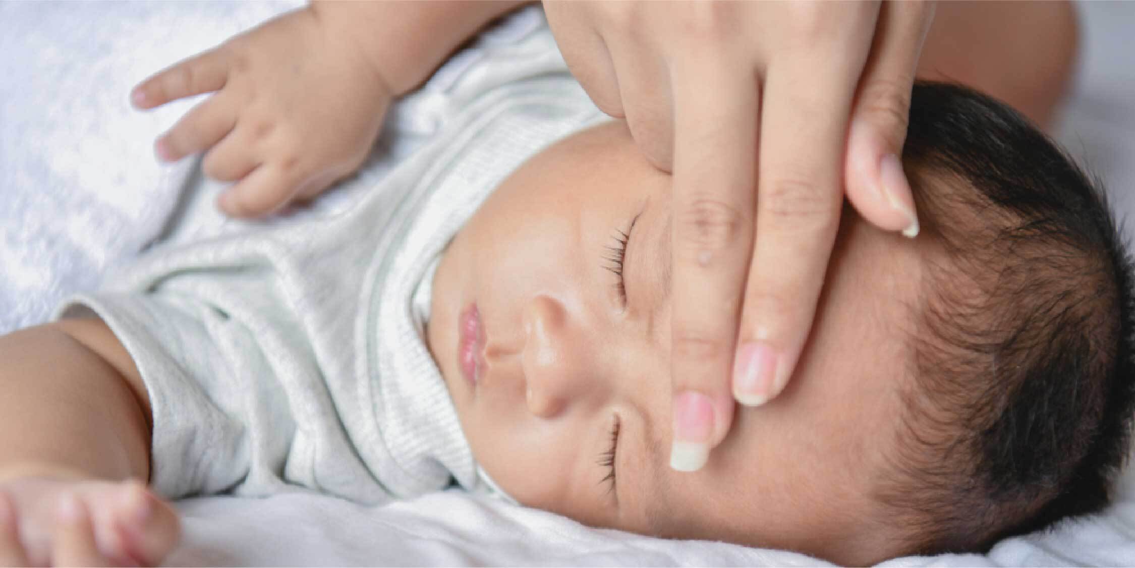 Дакриоцистит капли. Массаж носослезного канала новорожденных. Закисает глаз у новорожденного. Дакриоцистит новорожденных фото. Если у новорожденного ребенка киснет глаза.