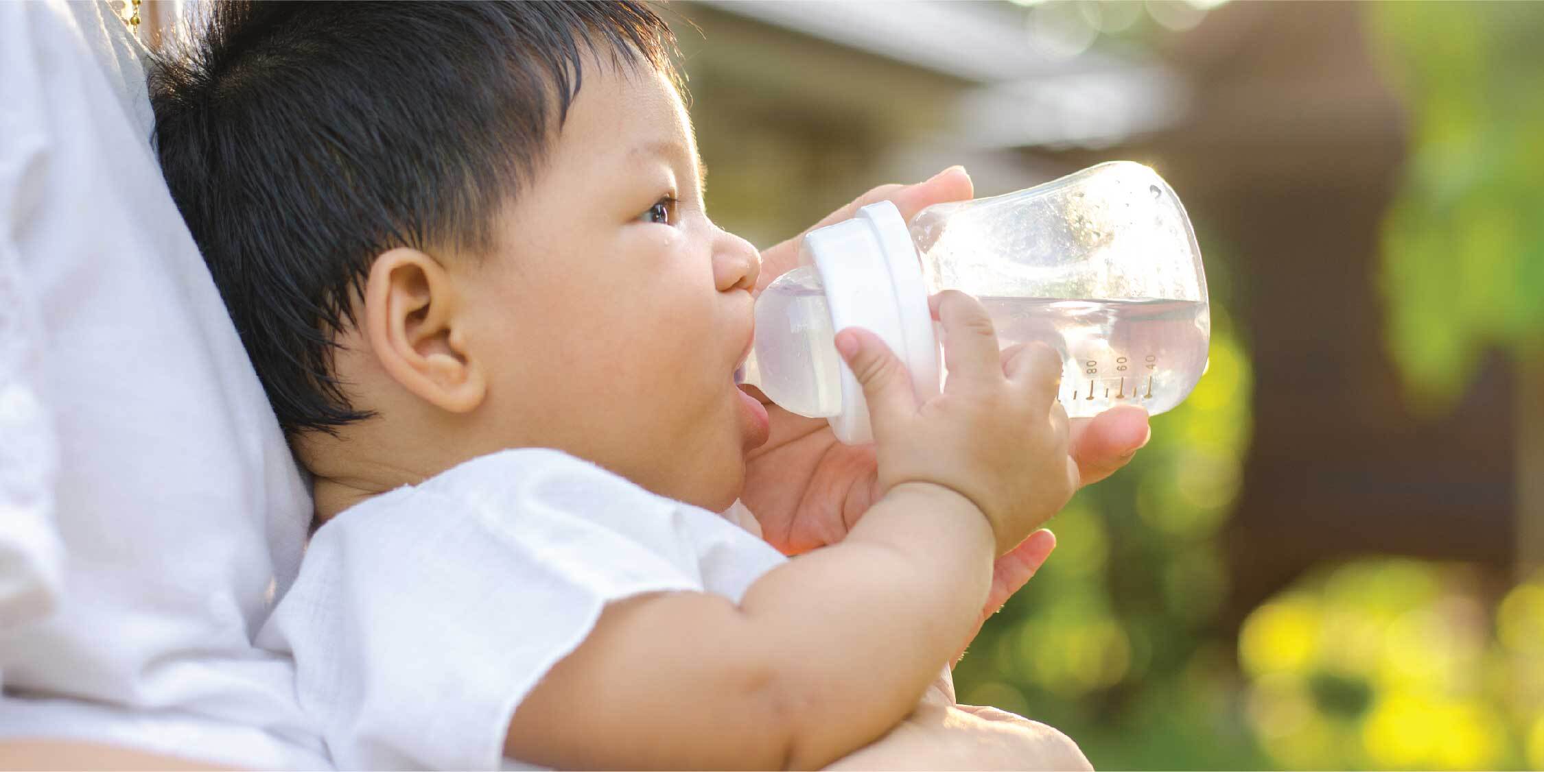 Kapan Bayi Bisa Minum Air  Putih  dan Bahayanya Jika 