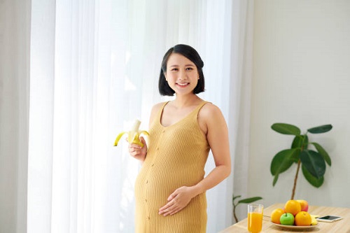 Ibu hamil makan pisang