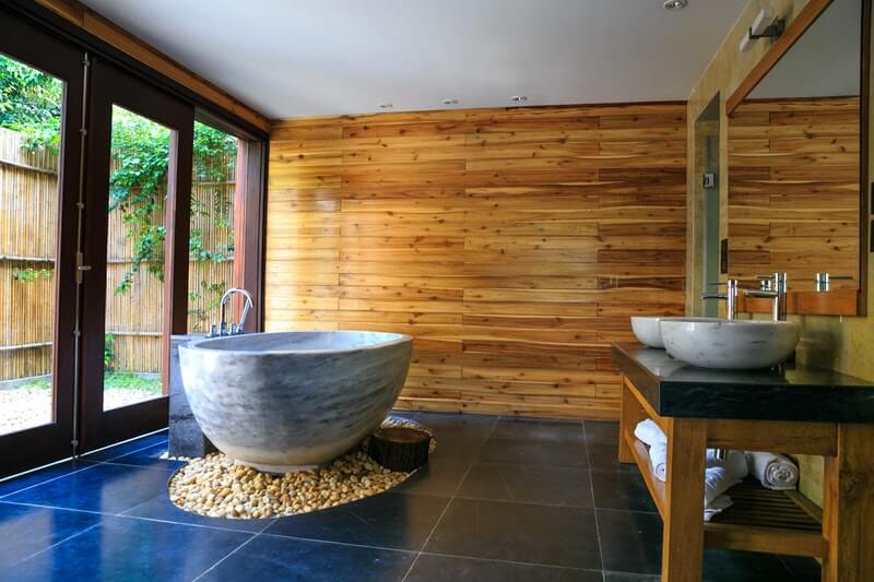 Kamar mandi dengan batu alam dan kayu