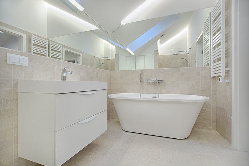 Kamar mandi minimalis serba putih